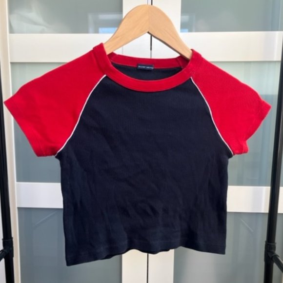 Brandy Melville Baby Tee - Picture 1 of 2